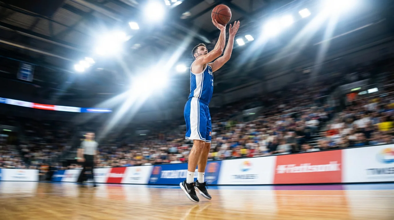 Basketball-Spieler beim Sprungwurf in einer professionellen Arena mit dramatischer Beleuchtung